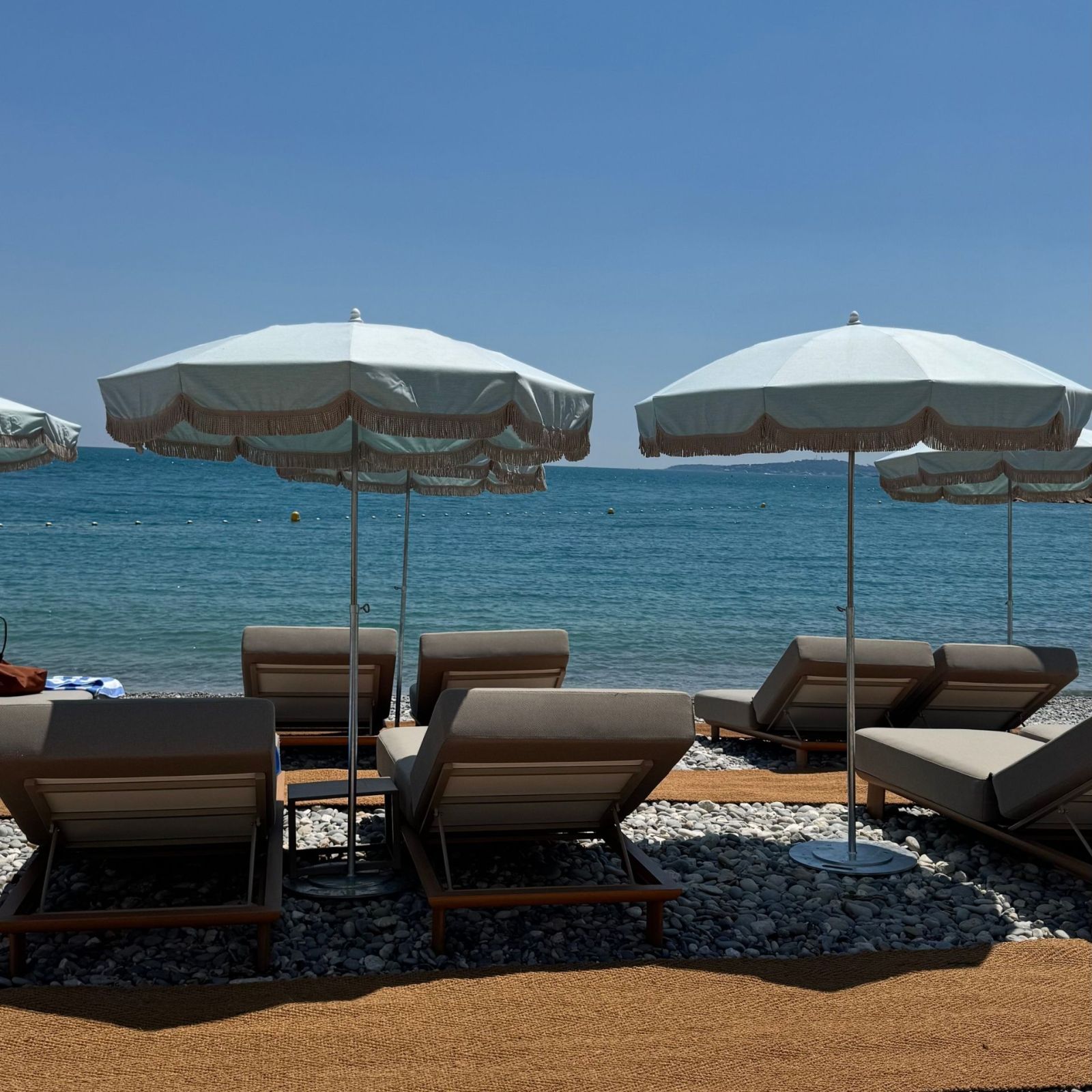 Plage privée et transats vue mer à l'hôtel Marina Baie des Anges