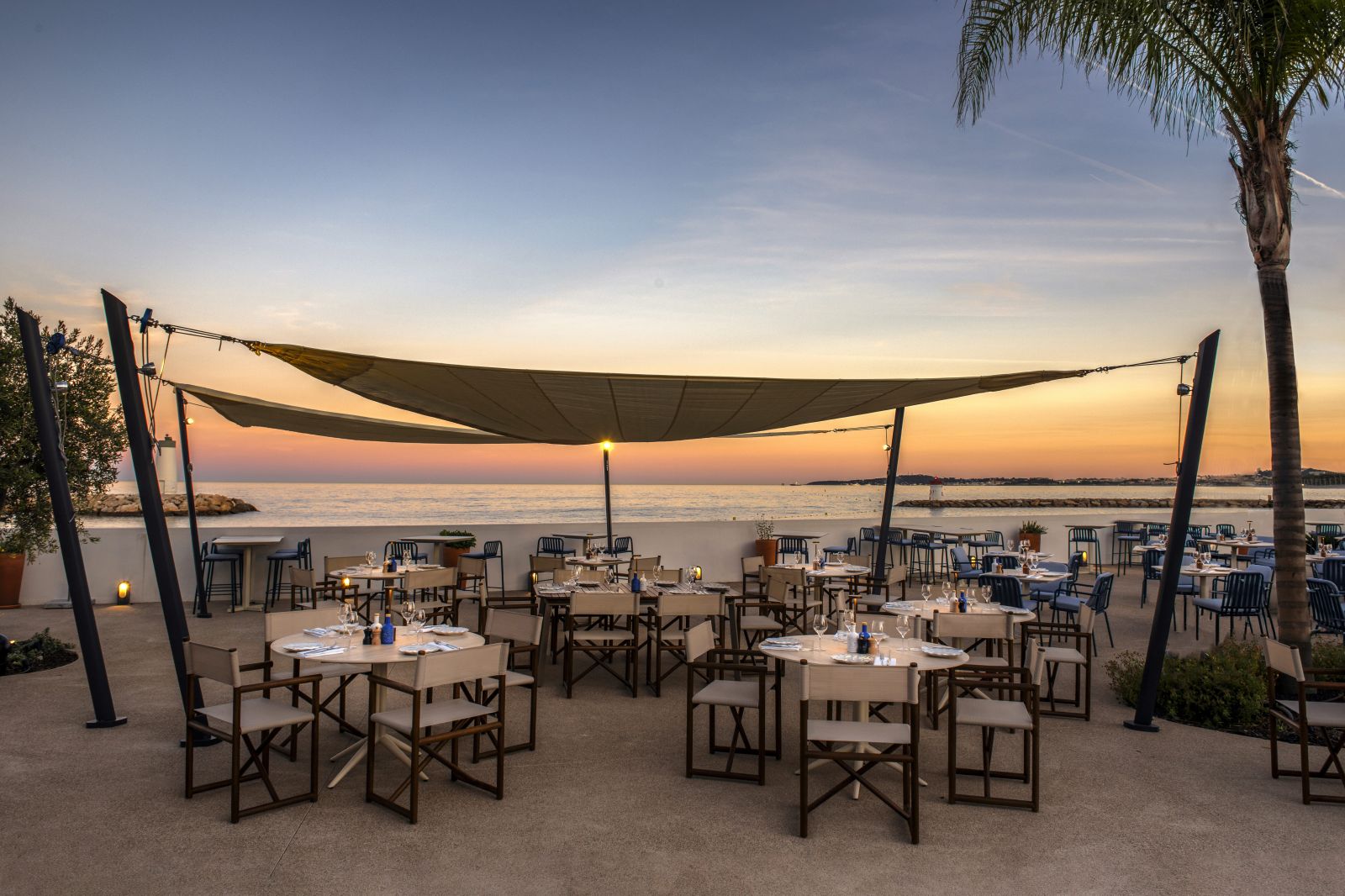 Terrasse face à la Méditerranée au coucher du soleil au Marina Baie des Anges Hôtel sur la Côte d’Azur