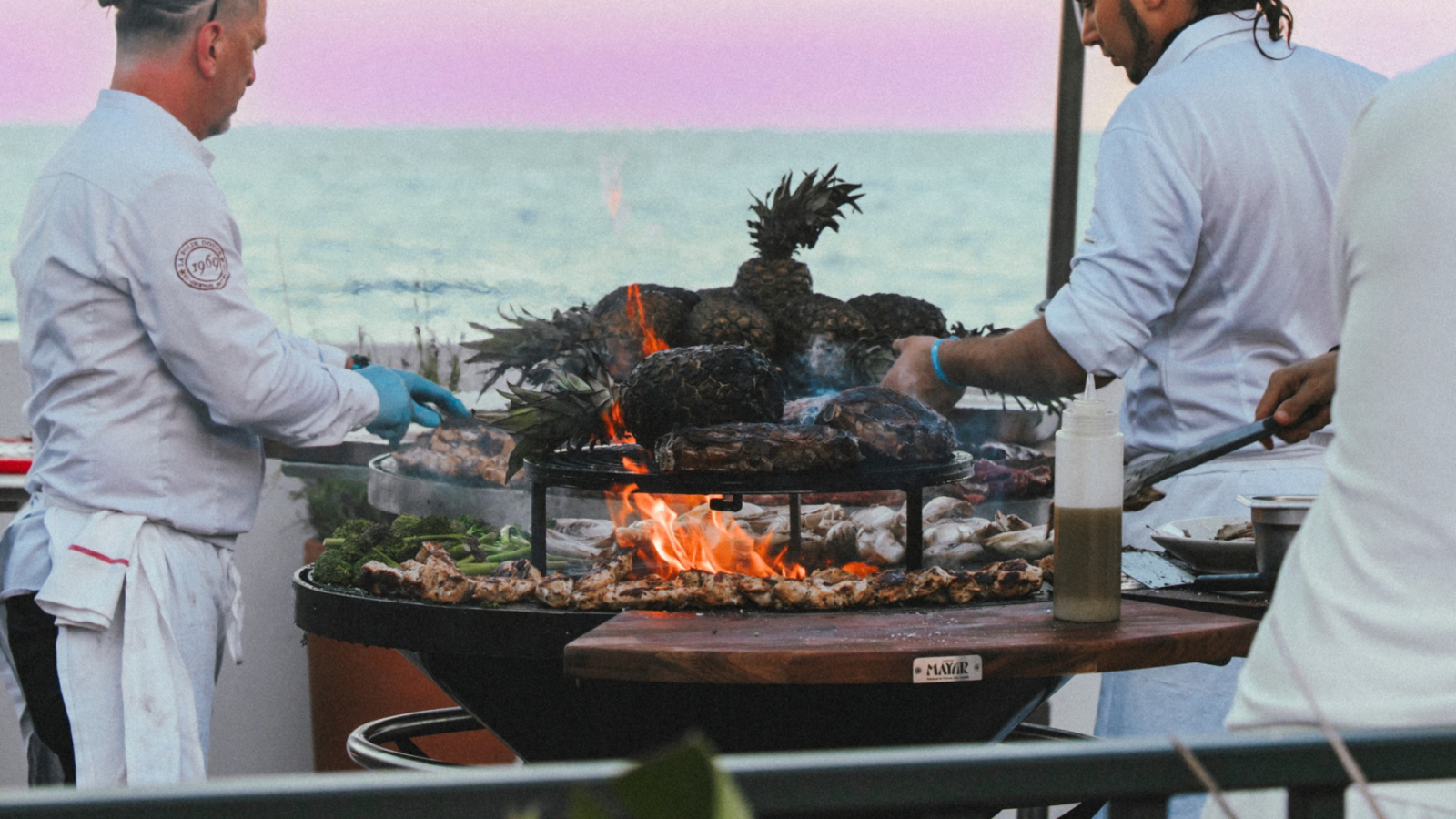 Brasero du brunch du Napa avec viandes et ananas grill�s face � la mer, Marina Baie des Anges � Villeneuve-Loubet