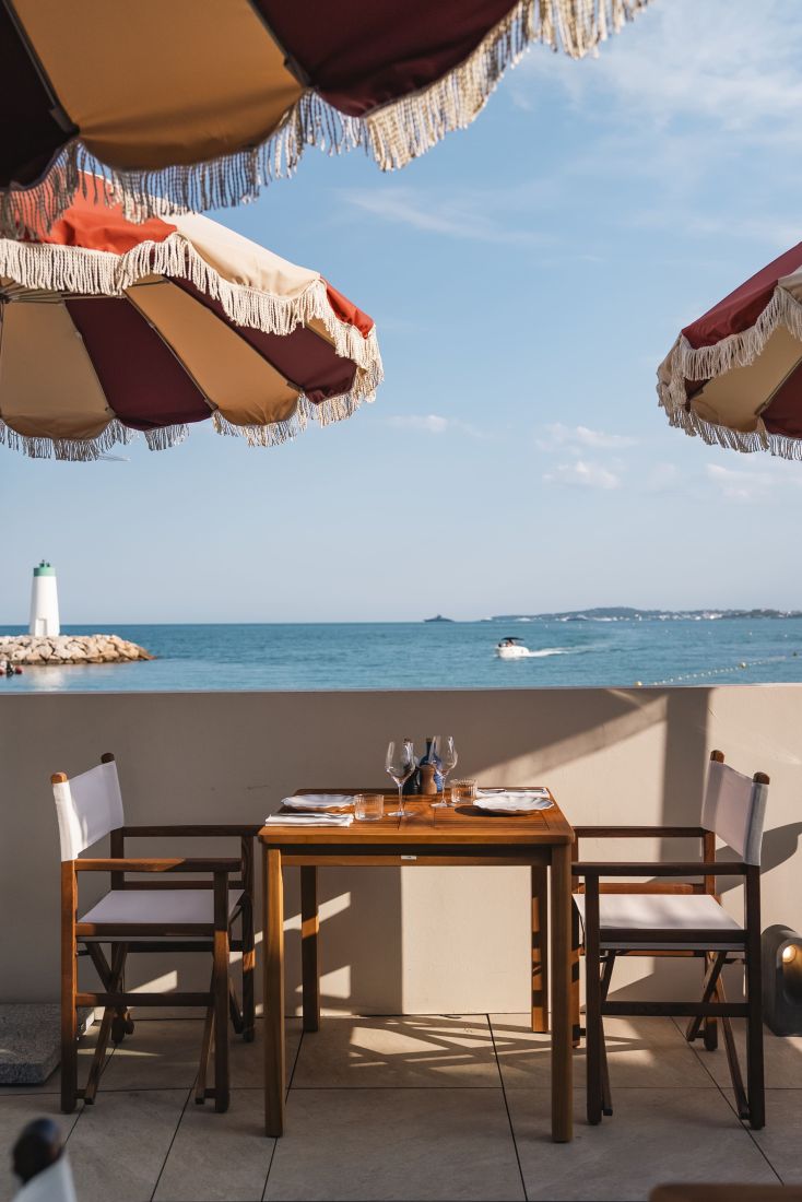 Restaurant Napa table face à la mer marina baie des anges hotel
