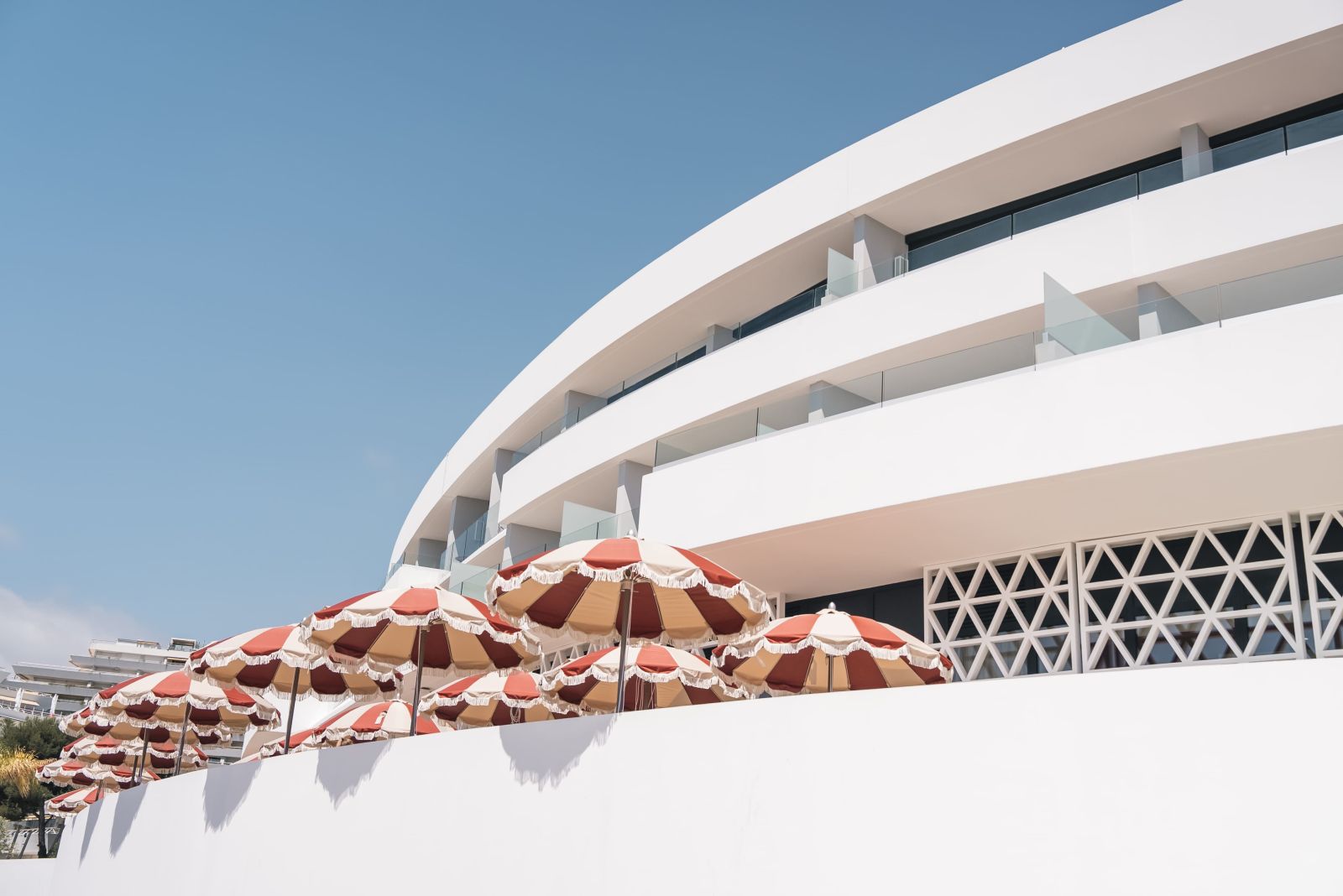 facade avec parasols rayés rouges, hotel marina baie des anges