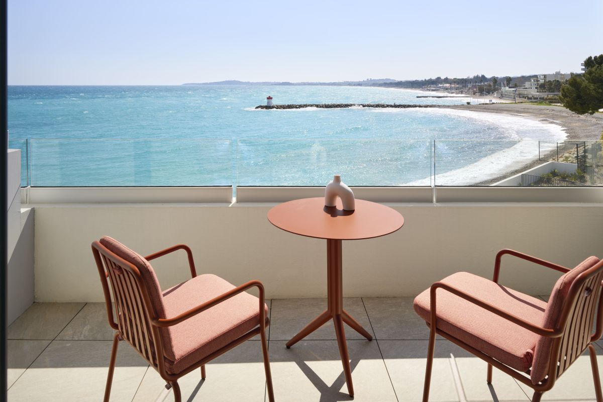 terrasse chambre vue mer avec table et chaises rouges marina baie des anges hotel