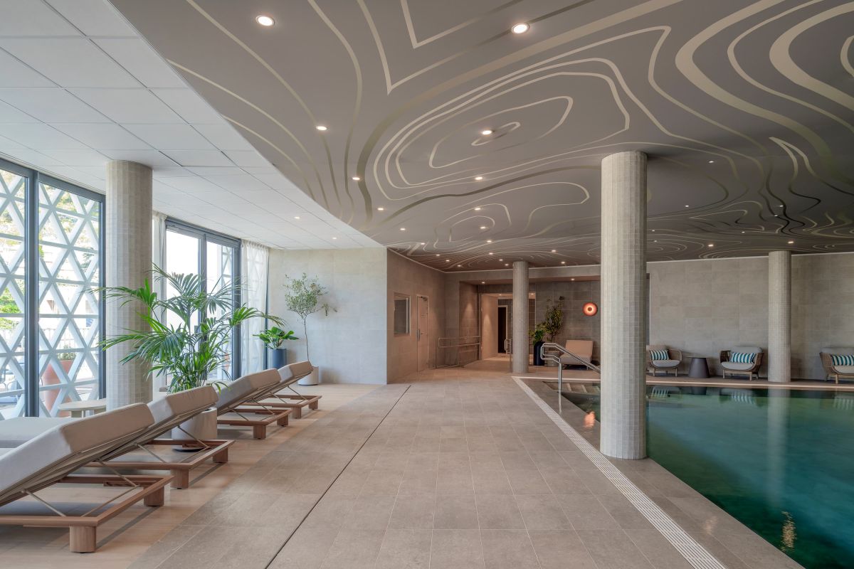 Espace bien �tre, piscine int�rieure et transatsmarina baie des anges hotel Villeneuve Loubet
