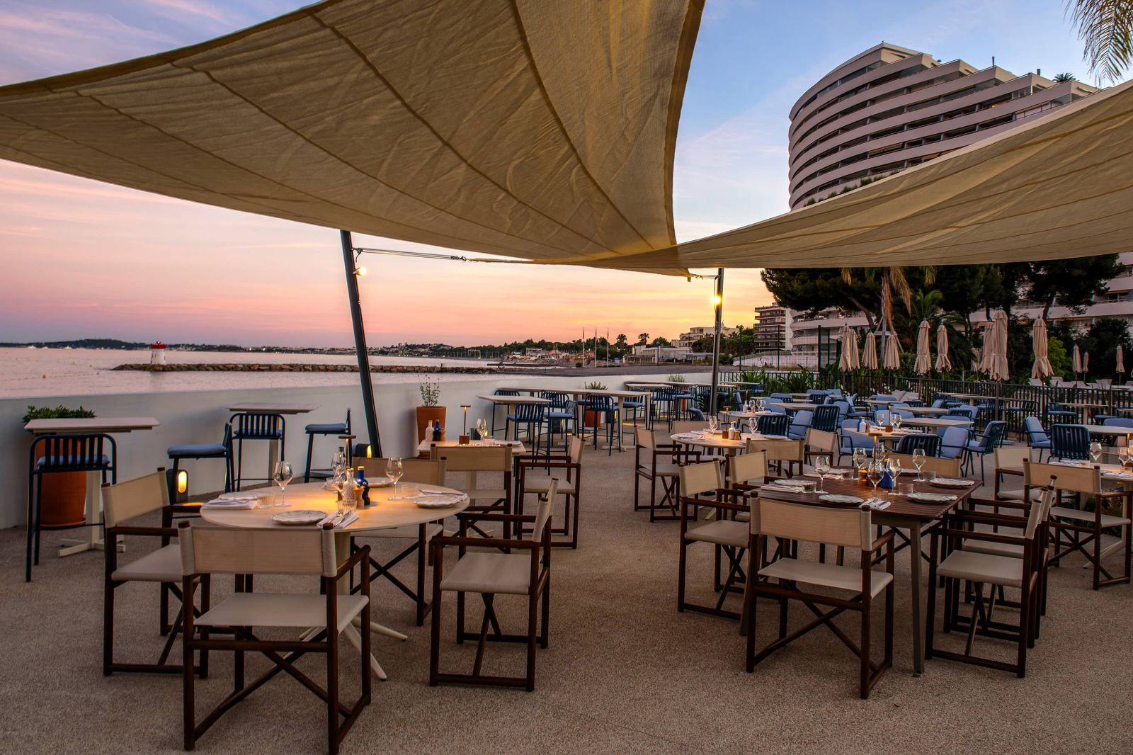 Restaurant NAPA en terrasse face à la mer, couché de soleil Marina Baie des Anges Hôtel