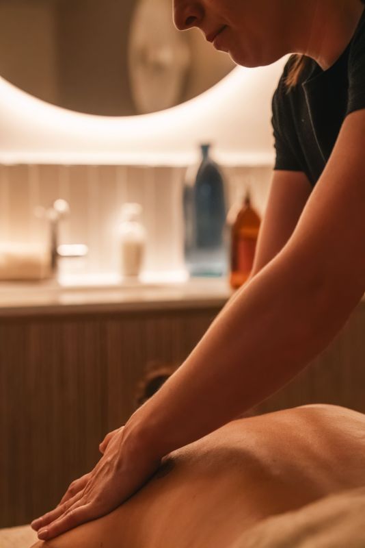 femme qui se fait masser le dos, spa marina baie des anges hotel