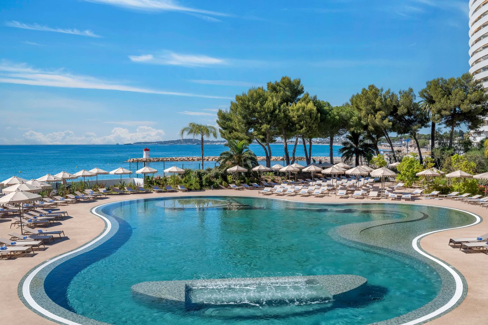 Lagon d'eau de mer et transats, Marina Baie des Anges Hôtel, Villeneuve-Loubet