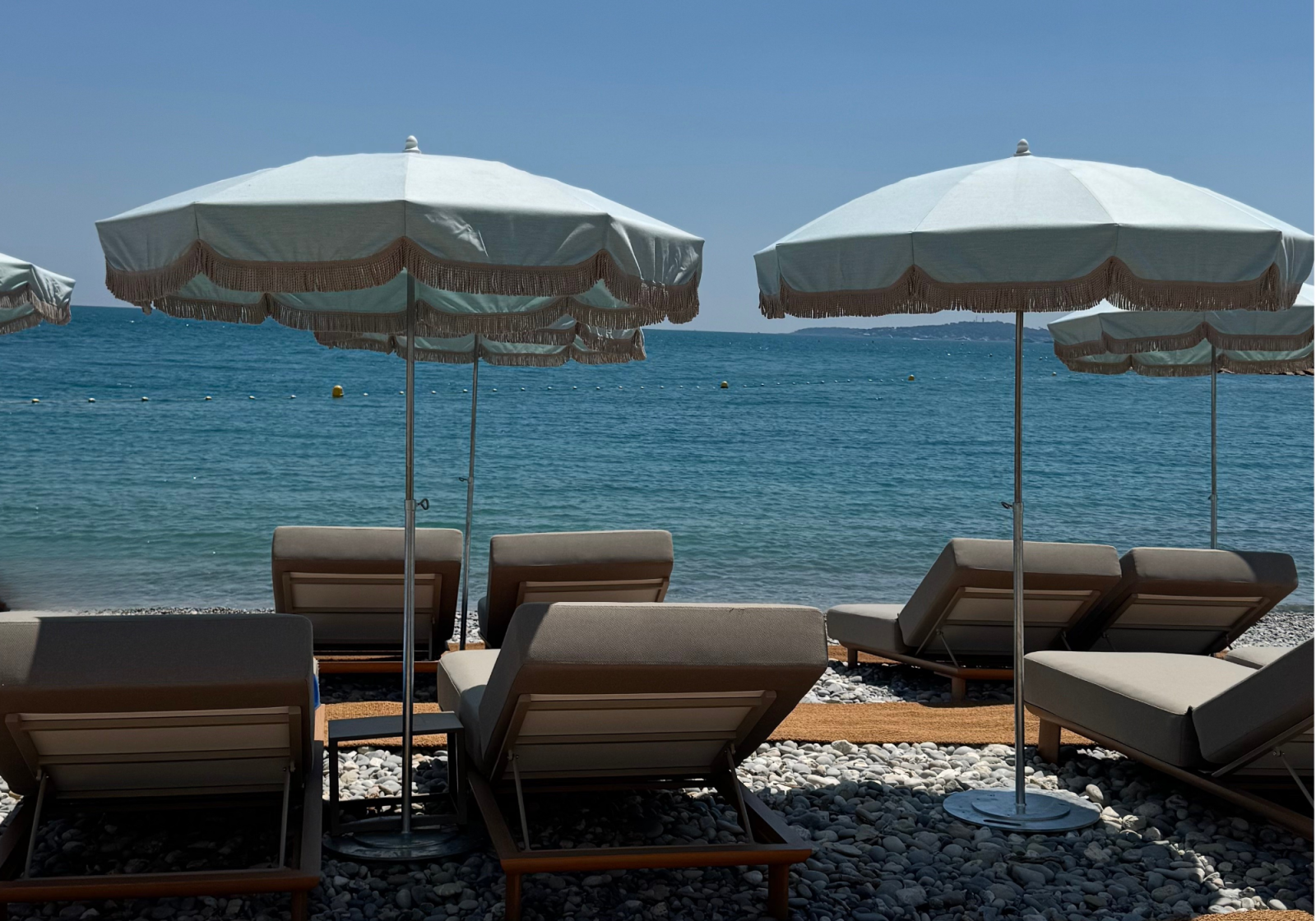 Plage privée et transats face à la mer, Marina Baie des Anges Hôtel