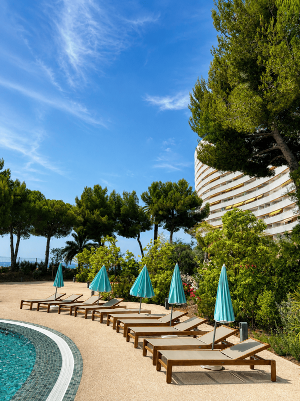 terrasse avec transats et parasols bleu marina baie des anges hotel