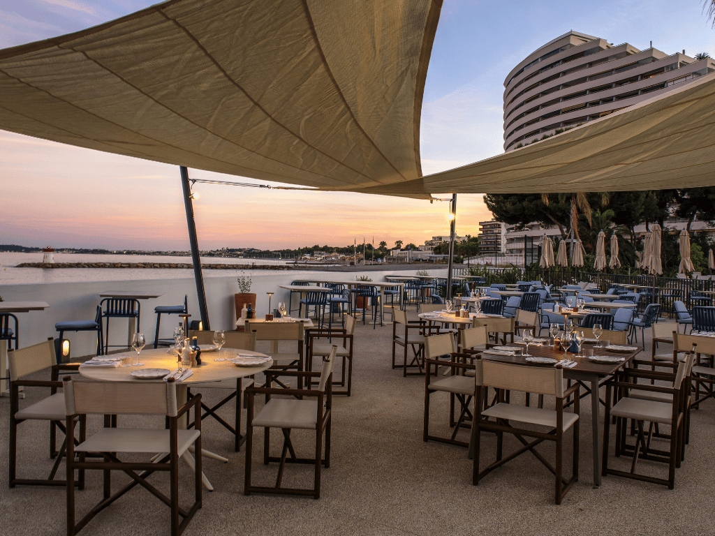 Restaurant NAPA Beach Club en terrasse au coucher du soleil, Marina Baie des Anges H�tel