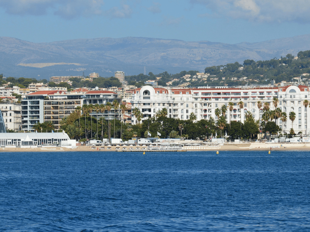 Vue sur la baie de Cannes et la Croisette depuis la mer, C�te d'Azur