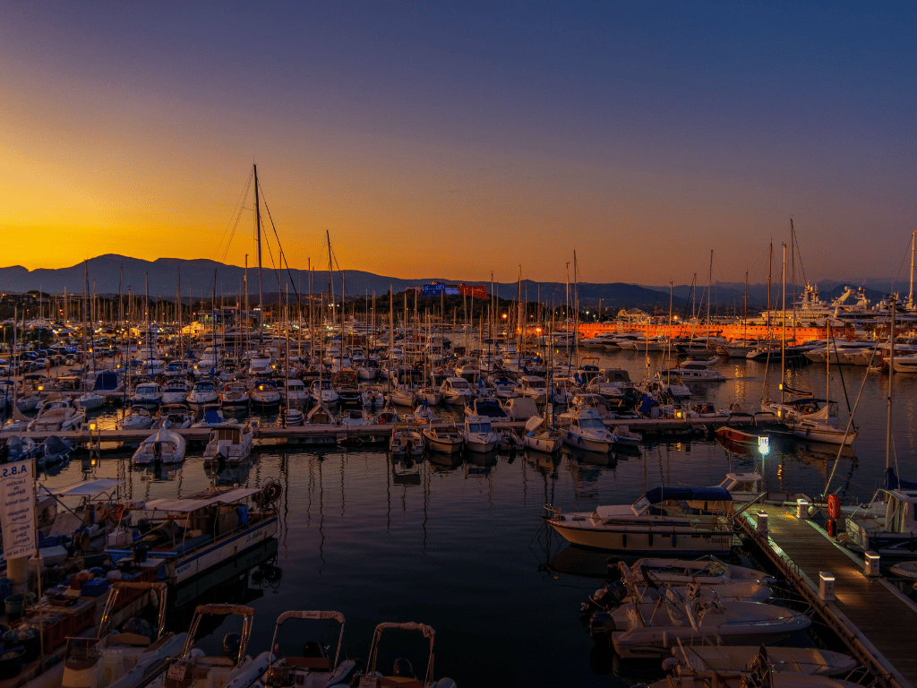 Port de plaisance d'Antibes au coucher du soleil, C�te d'Azur