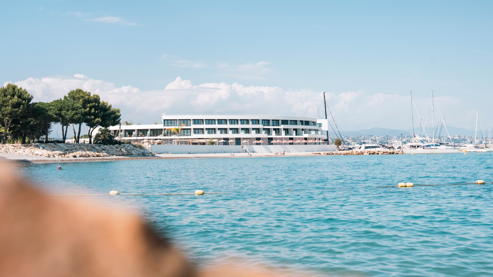 Façade hôtel Marina Baie des Anges, vue depuis la mer, côte d'azur