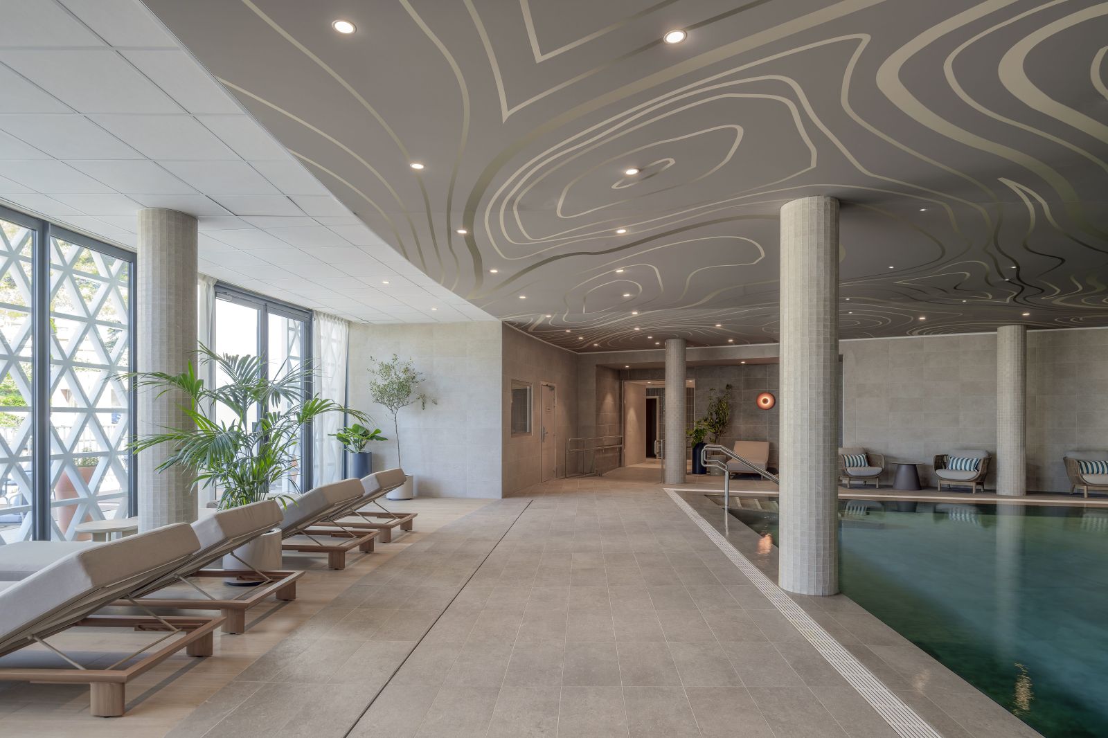 Spa du Marina Baie des Anges Hôtel à Villeneuve-Loubet avec piscine intérieure et transats, un espace de détente de 700 m² dédié au bien-être sur la Côte d’Azur.