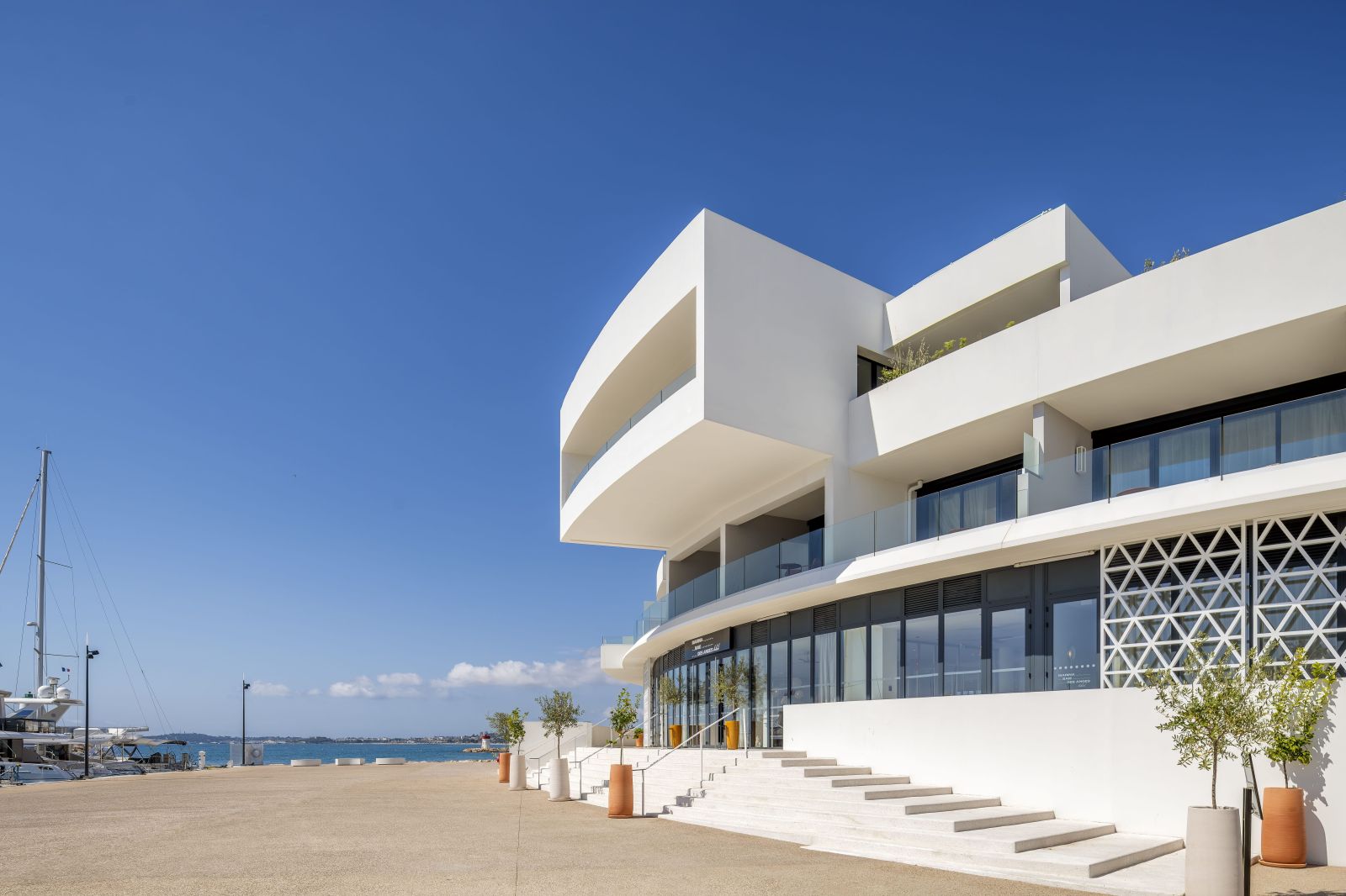 devanture de l'hôtel Marina baie des anges, situé sur le port de la Baie des Anges