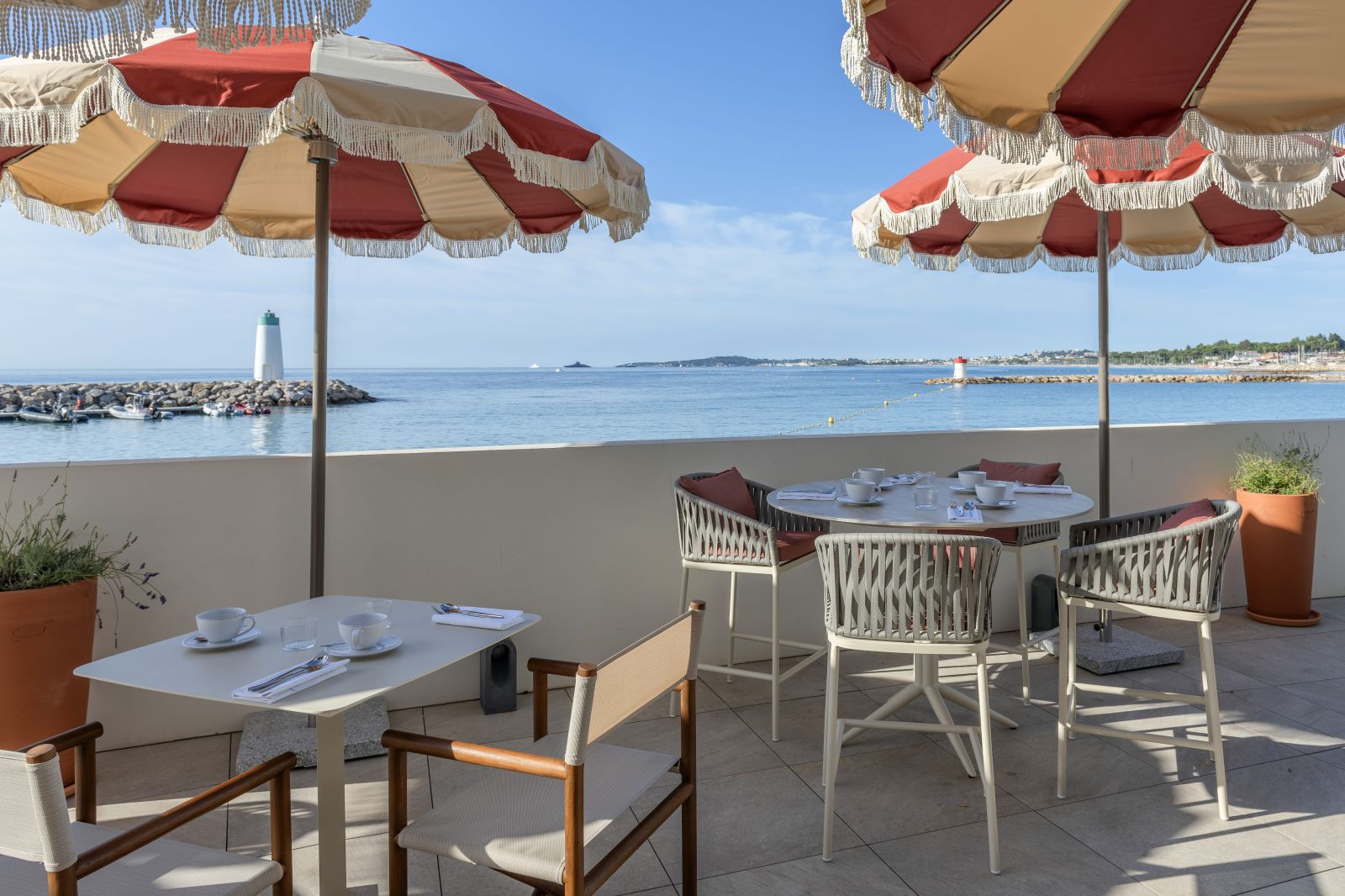 terrasse du restaurant avec vue sur la Méditerranée