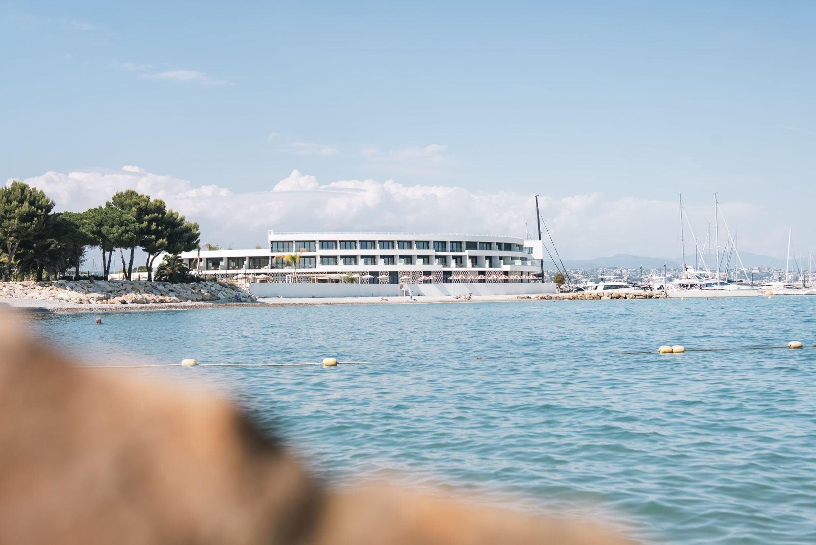 vue sur hôtel marina baie des anges et le port depuis la plage