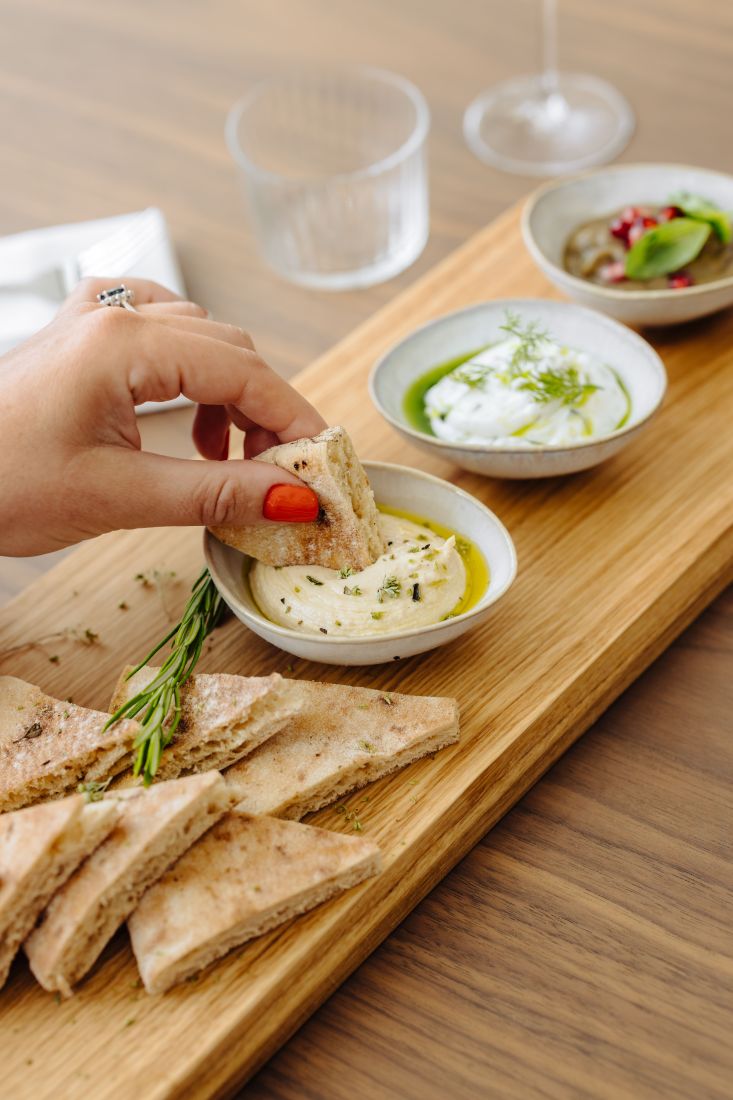 Planche apéritive, mézés méditerranéens et houmous à partager