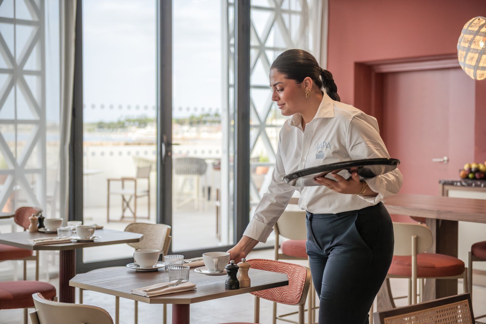 serveuse dans une salle de brunch Napa, Marina Baie des Anges H�tel