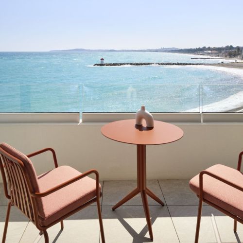 balcon vue mer avec table et chaises marina baie des anges hotel