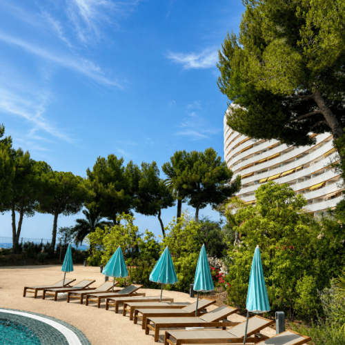Lagon d'eau sal� avec transats et parasols marina baie des anges hotel