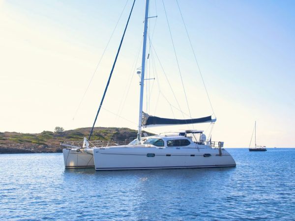 Catamaran sur la mer, villeneuve loubet, activit�s hotel marina baie des anges