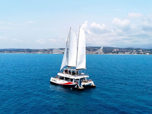 Catamaran sur la mer, villeneuve loubet, activit�s hotel marina baie des anges