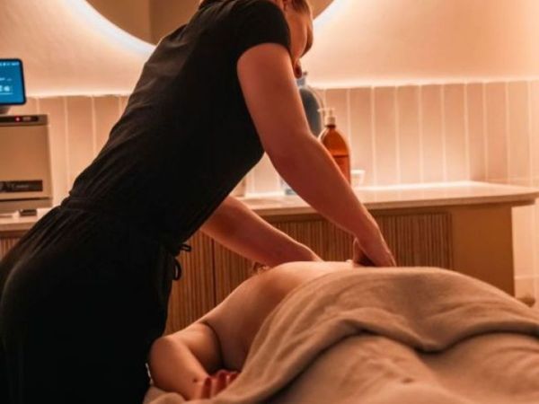 Praticienne r�alisant un massage bien-�tre du dos en cabine de soin spa