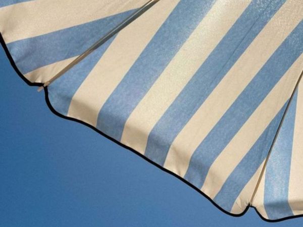 parasol � rayures blanches et bleues ensolleil�s