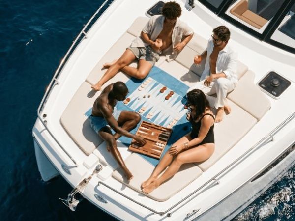 4 personnes sur un bateau reva entrain de profiter du soleil et jouer
