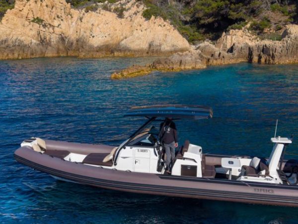 Bateau semi-rigide BRIG en navigation pr�s des criques rocheuses de la C�te d'Azur