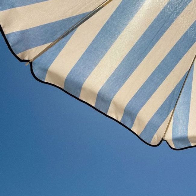 Parasol de plage ray� bleu et blanc, lagon et plage priv�e, Marina Baie des Anges H�tel