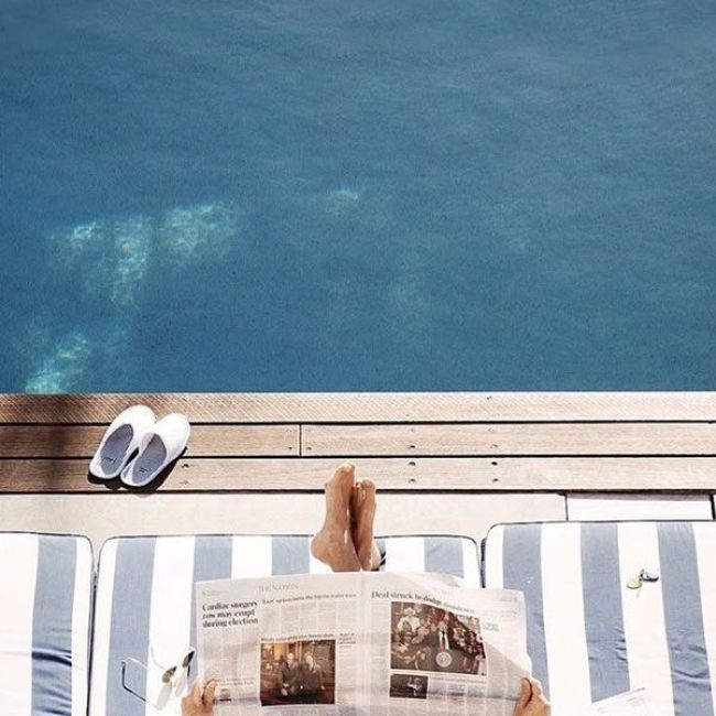Lagon d'eau de mer et transats face � la M�diterran�e, Marina Baie des Anges H�tel, Villeneuve-Loubet