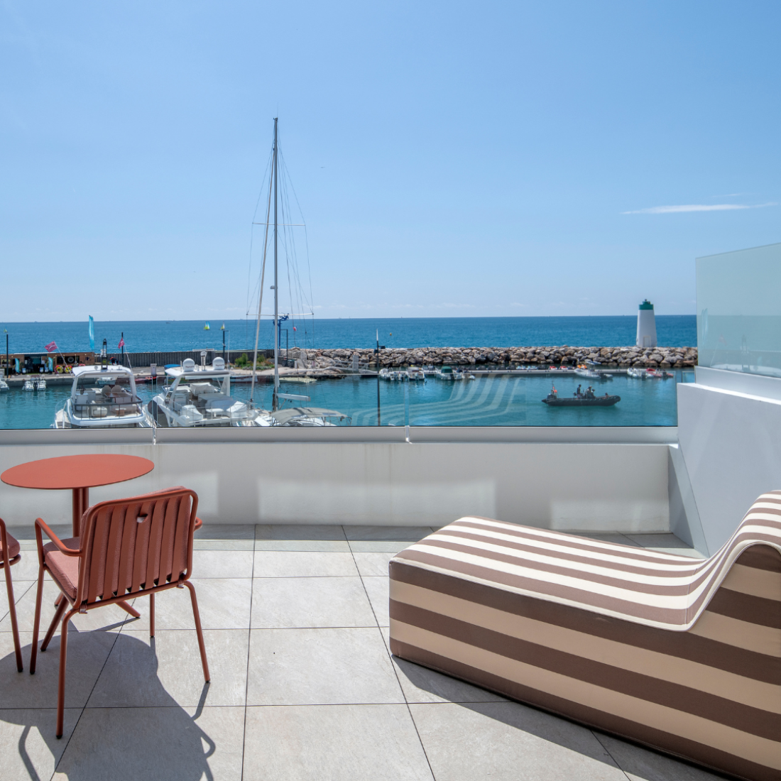 Terrasse amenag�e vue port, Marina Baie des Anges H�tel, C�te d'Azur