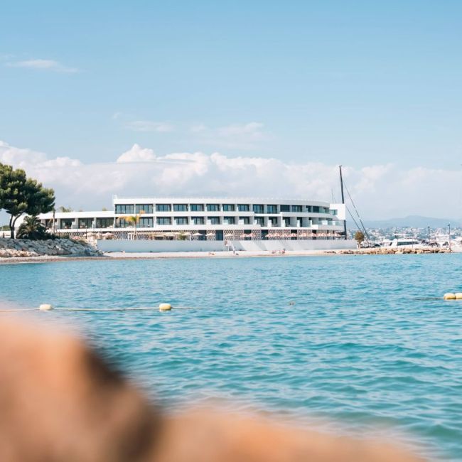 Fa�ade et transats Marina Baie des Anges H�tel, lagon d'eau de mer, Villeneuve-Loubet