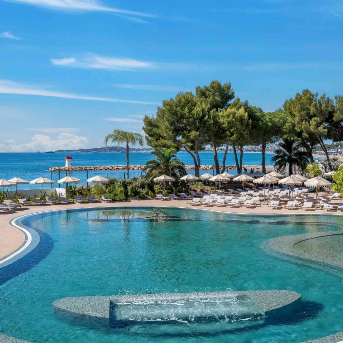 Lagon ext�rieur et transats, Marina Baie des Anges H�tel, Villeneuve-Loubet, C�te d'Azur