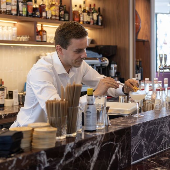 Barman qui prepare un cocktail, bar napa hotel marina baie des anges