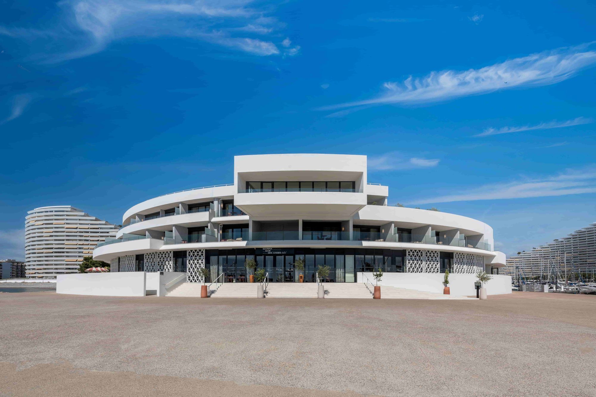 Façade et entrée de l'hôtel Marina Baie des Anges, Villeneuve-Loubet