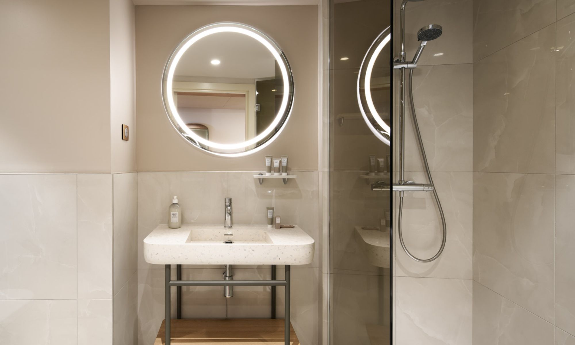 Salle de douche chambre, Marina Baie des Anges H�tel