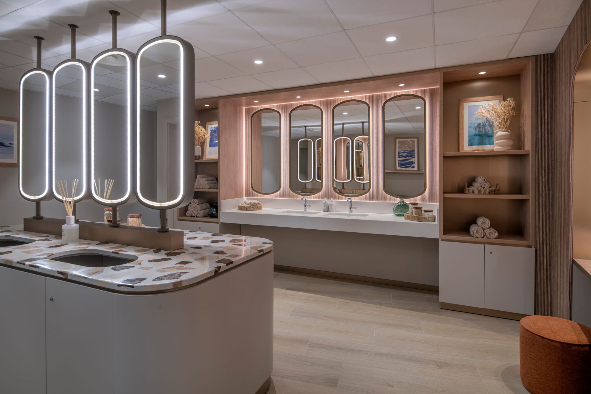Spa Comfort Zone, Vestiaire avec miroire, Marina Baie des Anges Hotel