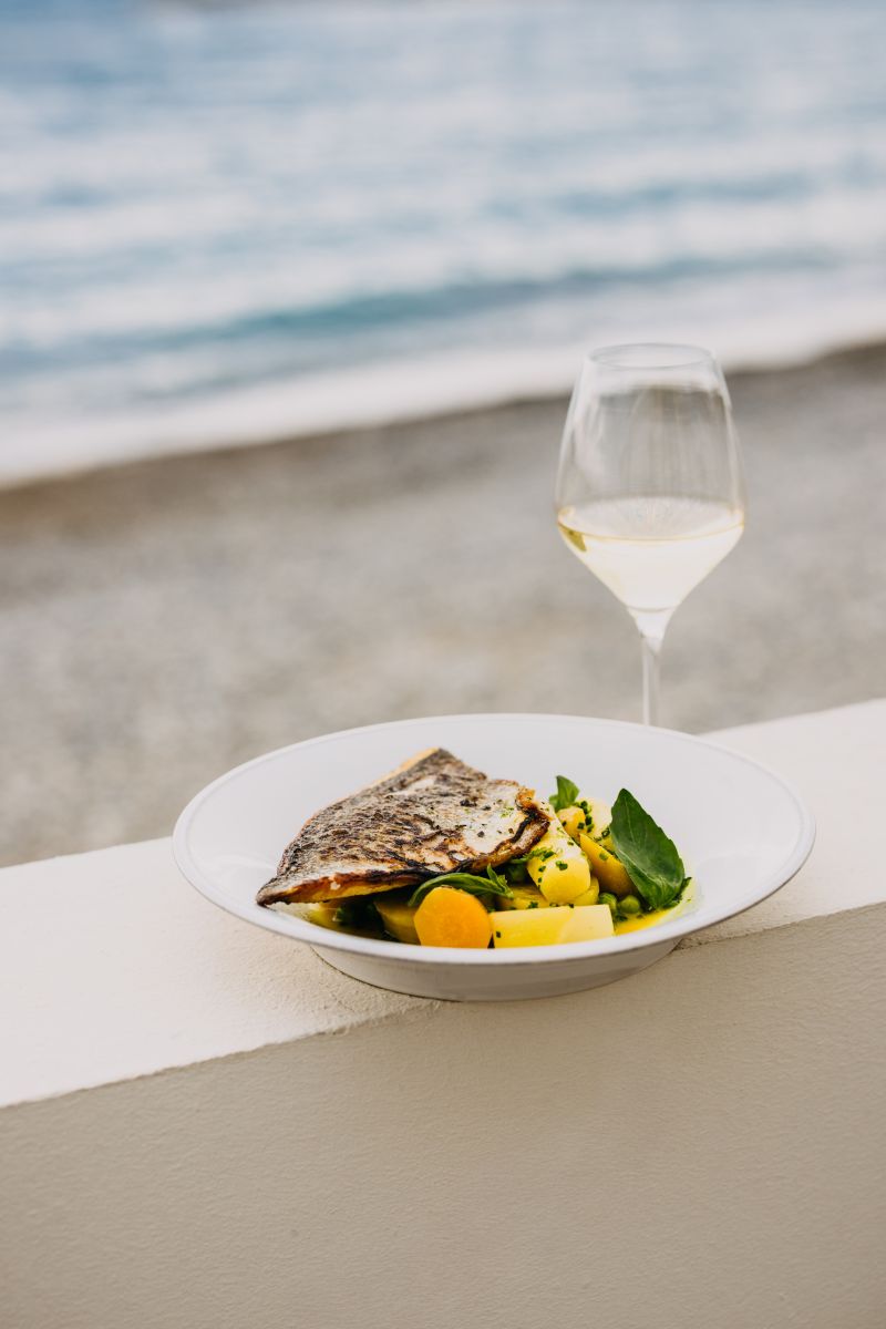 Napa restaurant Villeneuve Loubet, assiette et verre de vin, marina baie des anges hotel