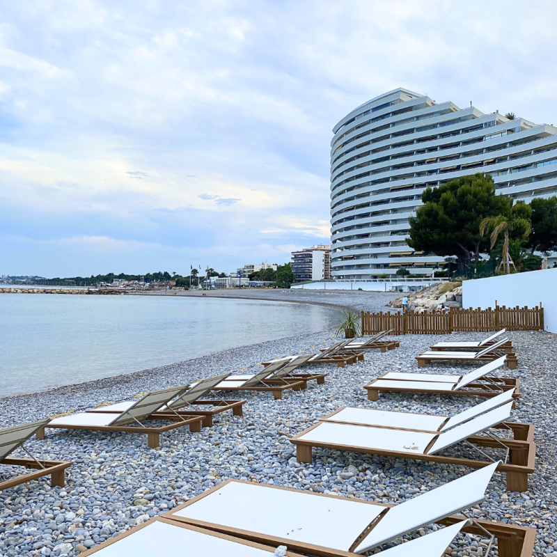 Plage avec transats blancs, ciel bleu, Marina Baie des Anges H�tel, C�te d'Azur