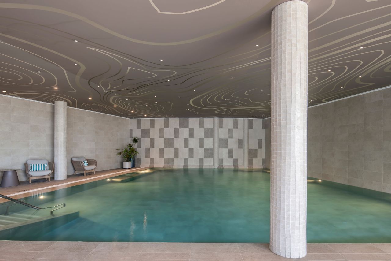 Espace piscine int�rieur, spa Comfort Zone 700 m�, Marina Baie des Anges H�tel, C�te d'Azur
