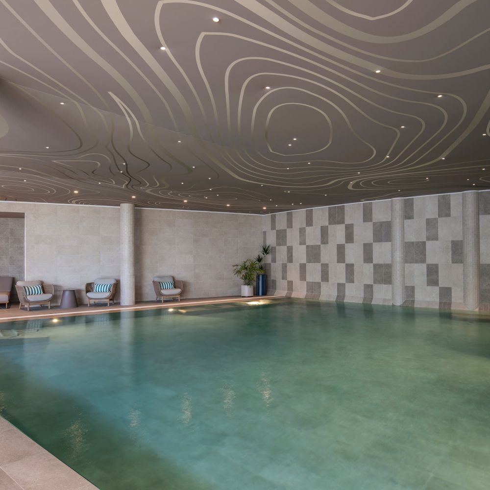 Spa, grande piscine int�rieure hotel marina baie des anges � Villeneuve Loubet