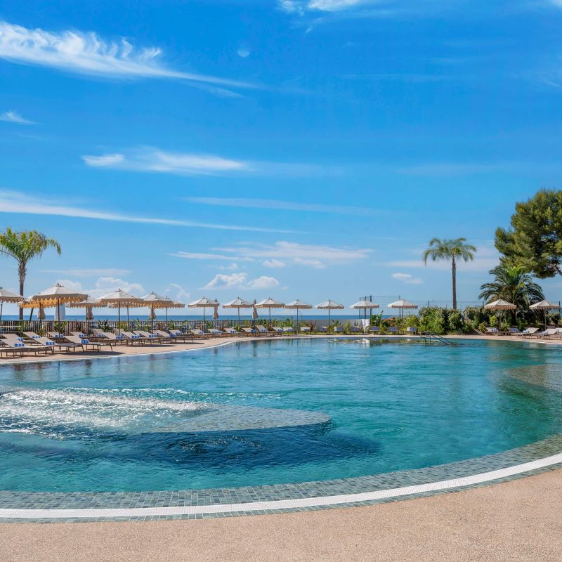 Lagon et transats, Marina Baie des Anges H�tel, C�te d'AzurServiettes de bain spa � rayures blanches et bleues, Marina Baie des Anges H�tel, C�te d'Azur