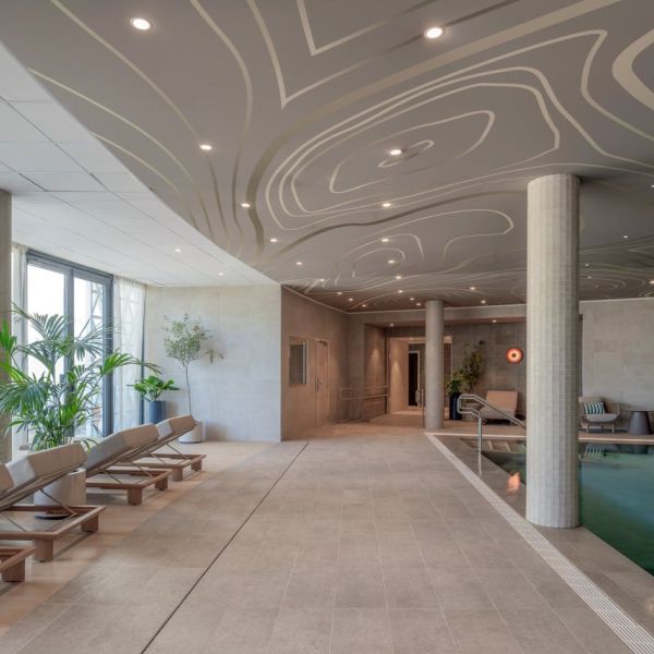 Piscine int�rieur avec transats, marina baie des anges hotel & spa, villeneuve loubet