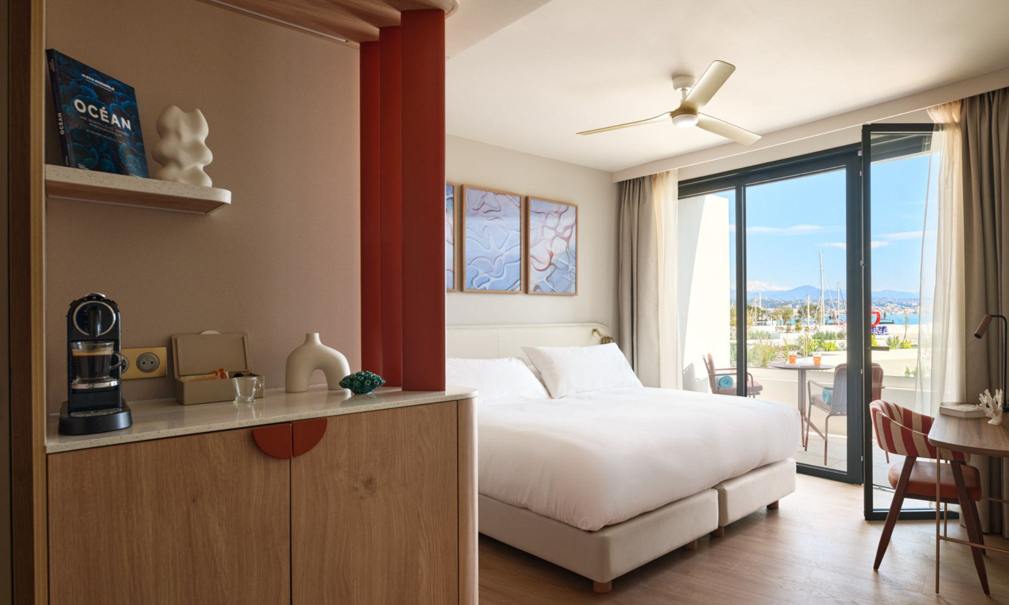 Chambre Côté Jardin, lit et balcon, Marina Baie des Anges Hôtel