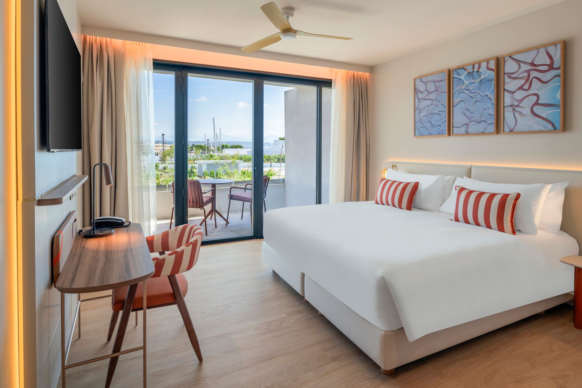 Chambre Côté Jardin, lit et balcon, Marina Baie des Anges Hôtel