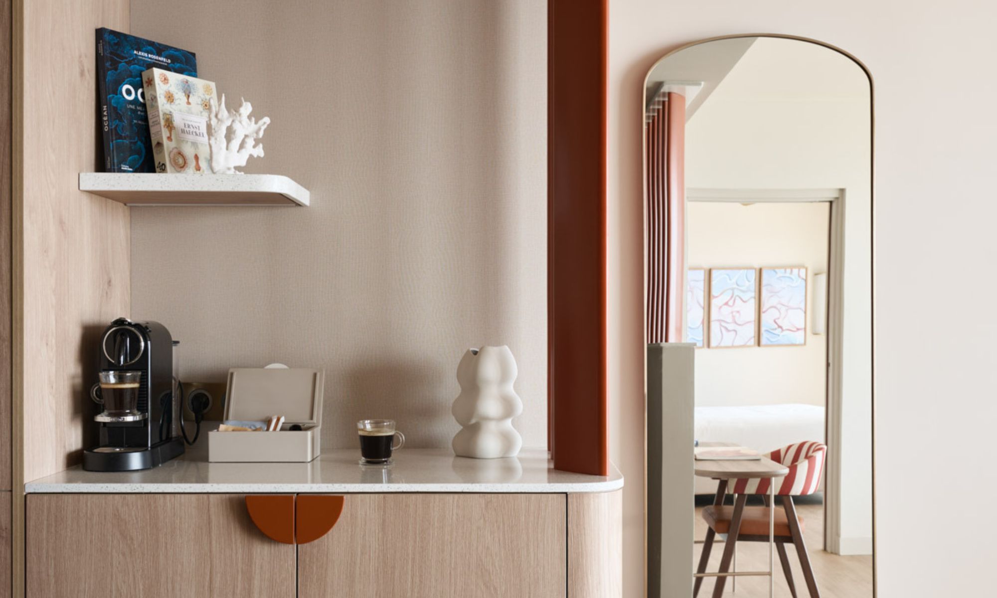Plateau courtoisie et machine Nespresso, Junior Suite vue port, Marina Baie des Anges H�tel