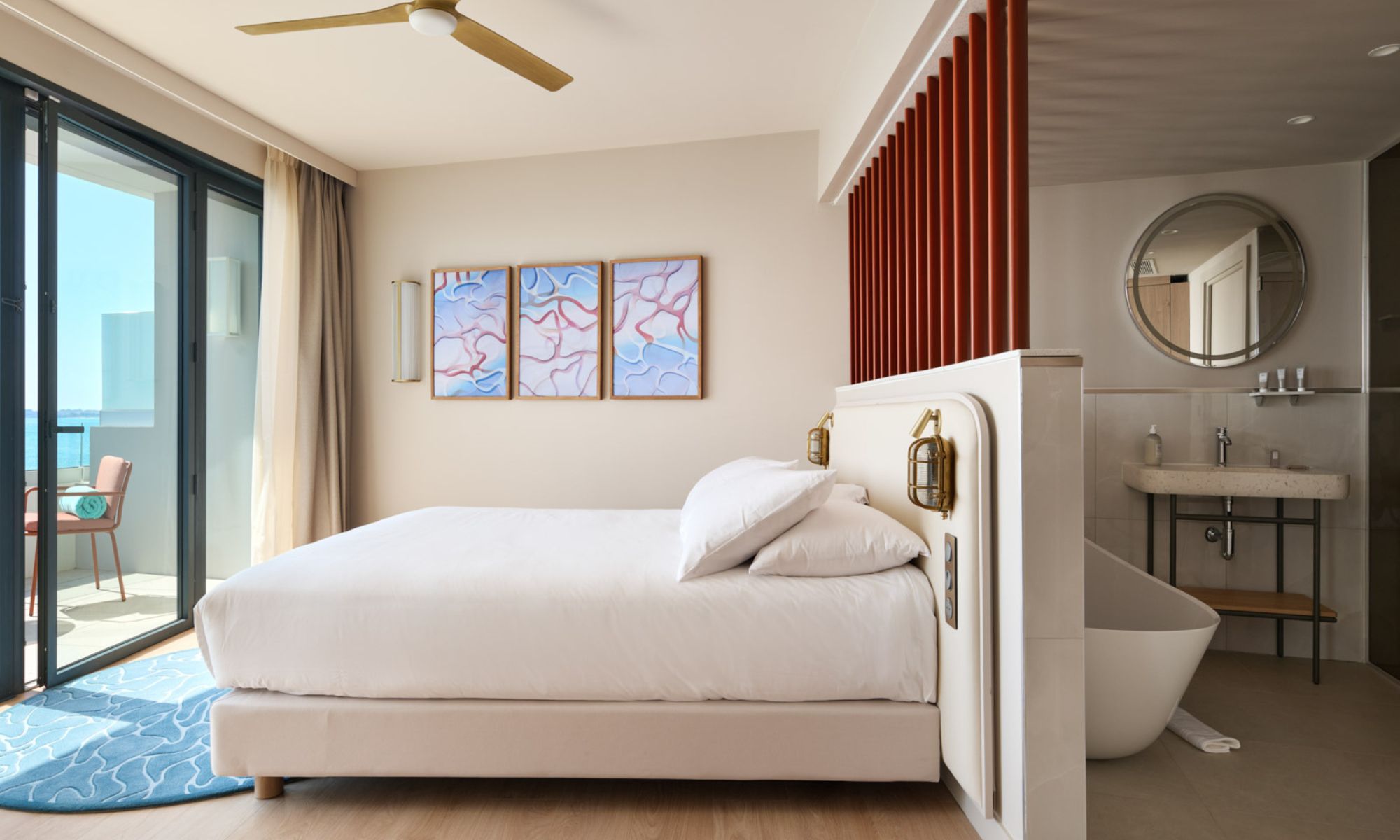 Marina Suite, lit King Size et baignoire, Marina Baie des Anges Hôtel, Côte d'Azur