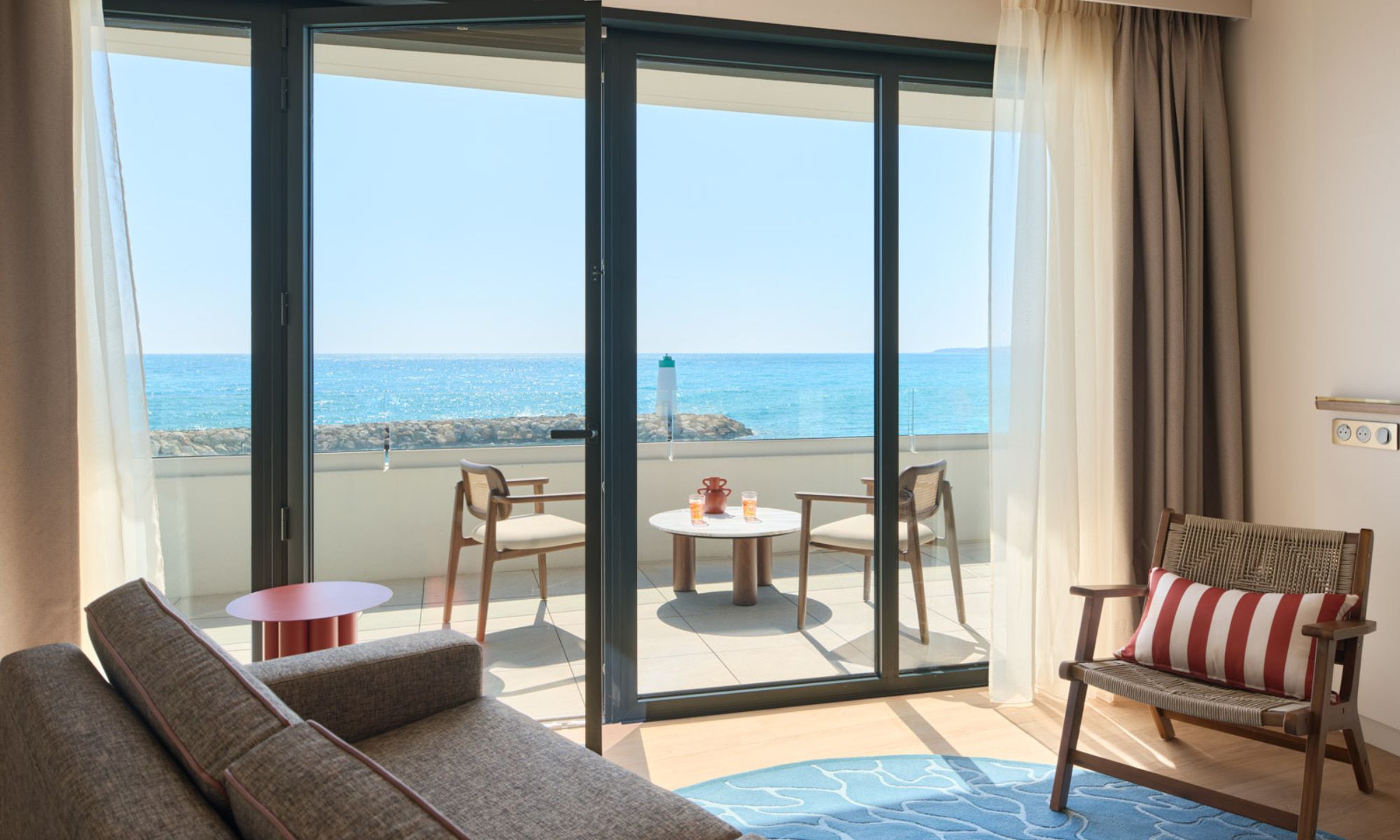 Coin salon Marina Suite avec vue mer, Marina Baie des Anges Hôtel, Villeneuve-Loubet